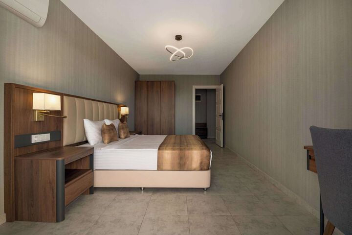Room 32 of 69