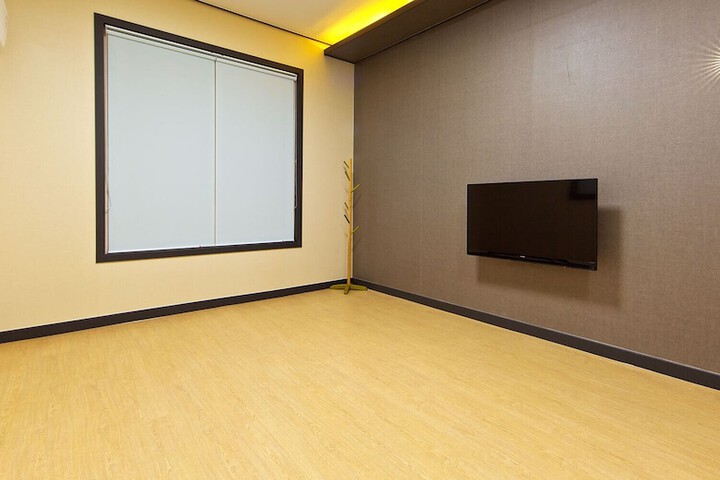 Room 3 of 51