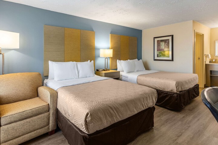 2 Double Beds (10 of 12)