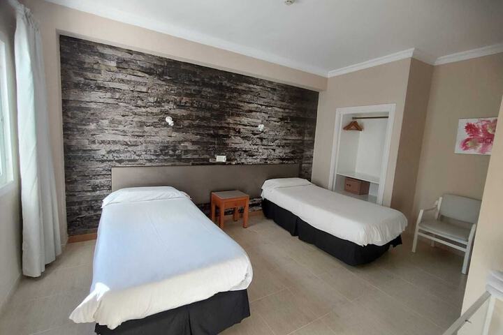 Room 33 of 86