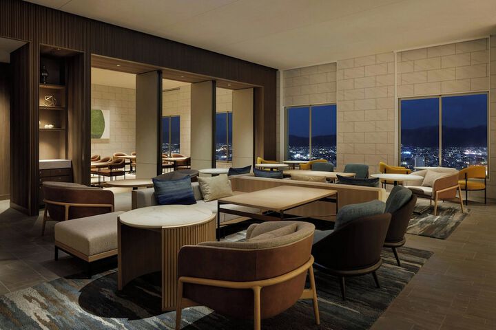 Lounge 70 of 86