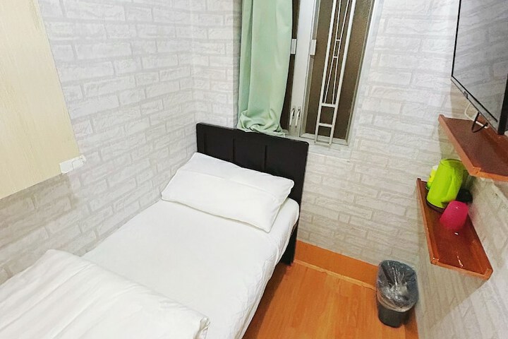 Room 6 of 18