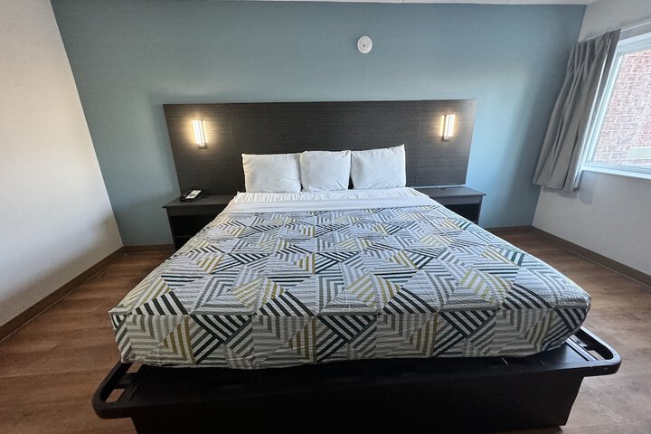 1 King Bed (5 of 18)