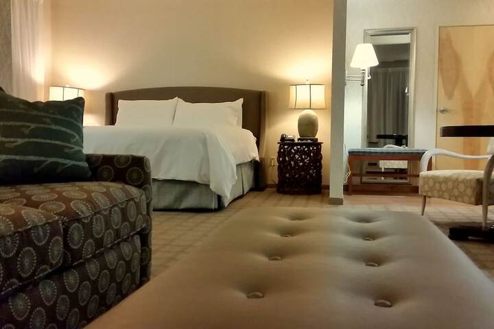 1 Queen Bed (2 of 8)