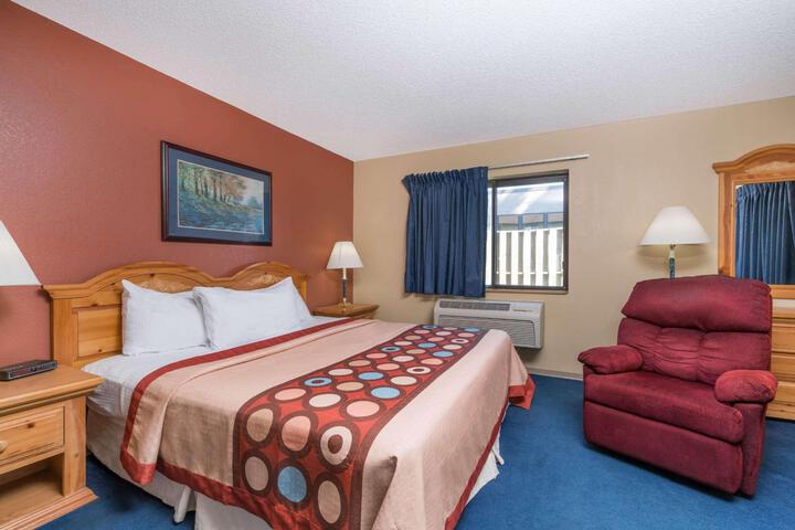 1 King Bed (2 of 17)