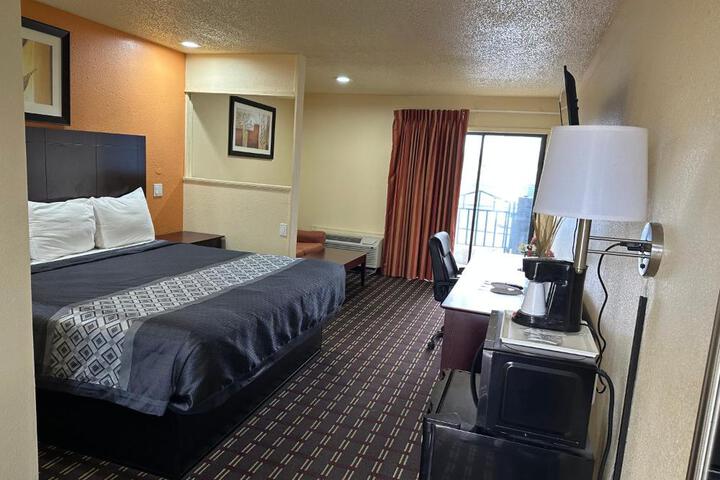 1 King Bed (7 of 17)