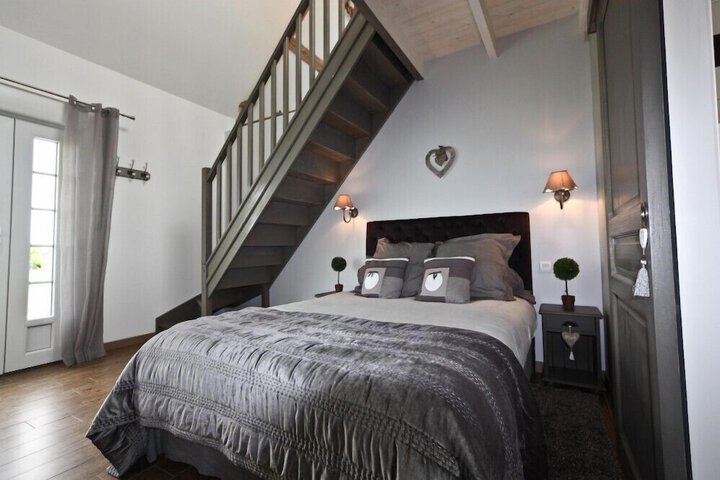 Room 3 of 32