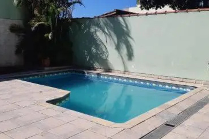 Pool 10 of 18