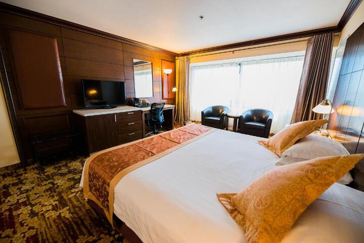 Luxury King Bed (8 of 8)