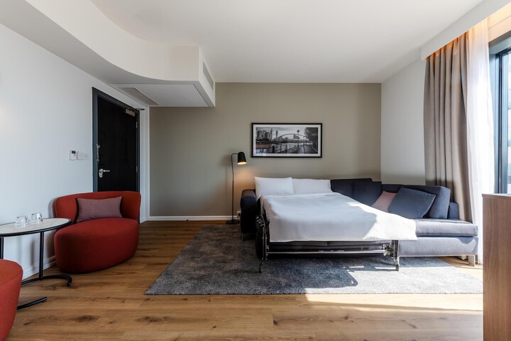 Room 33 of 108