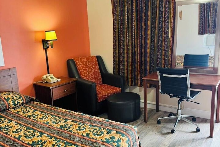 Room 6 of 16