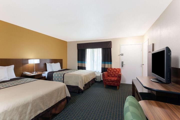 2 Queen Beds Accessible (3 of 10)