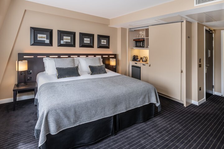Room 13 of 30