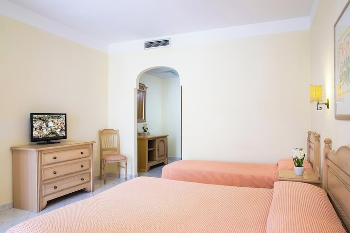 Room 9 of 36