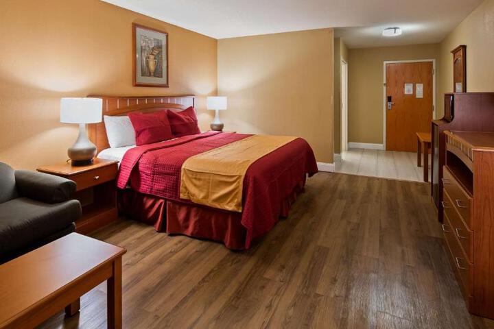 1 King Accessible Communication Assistance Roll in Shower Continental Breakfast (5 of 11)