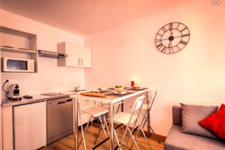 Room 6 of 11