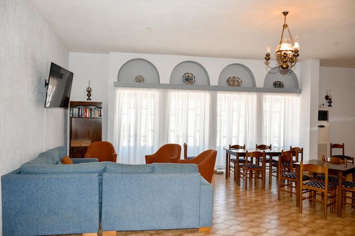 Lounge 80 of 106
