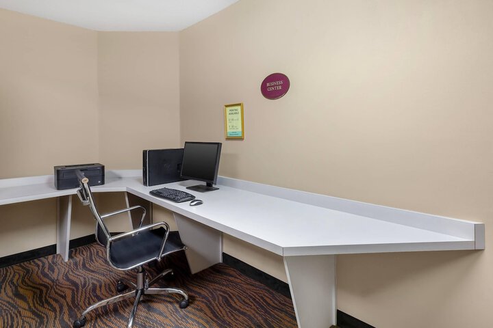 Business Center 59 of 63