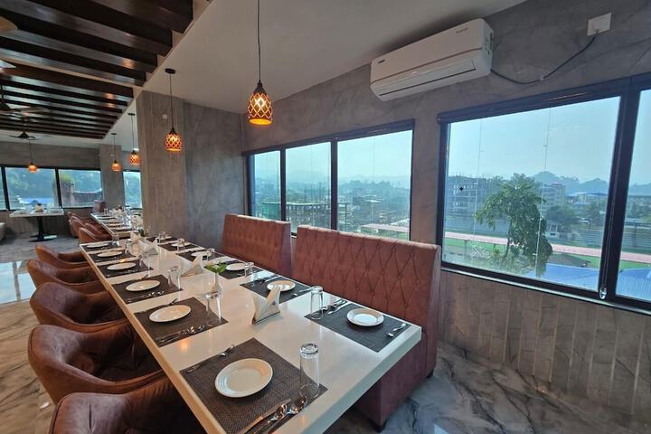 Dining 7 of 8