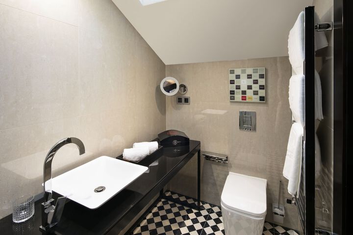 Room 53 of 77