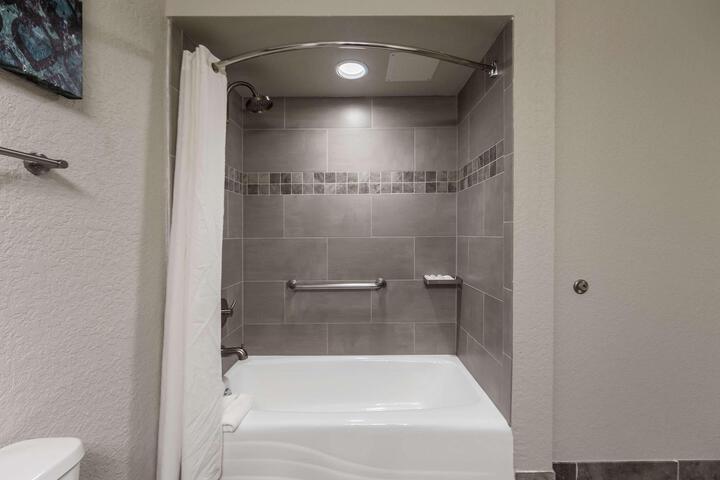 1 King Bed High Speed Internet Accessible Microwave and Refrigerator Dvd Player Coffee (2 of 16)