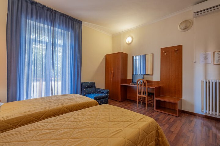Room 9 of 31