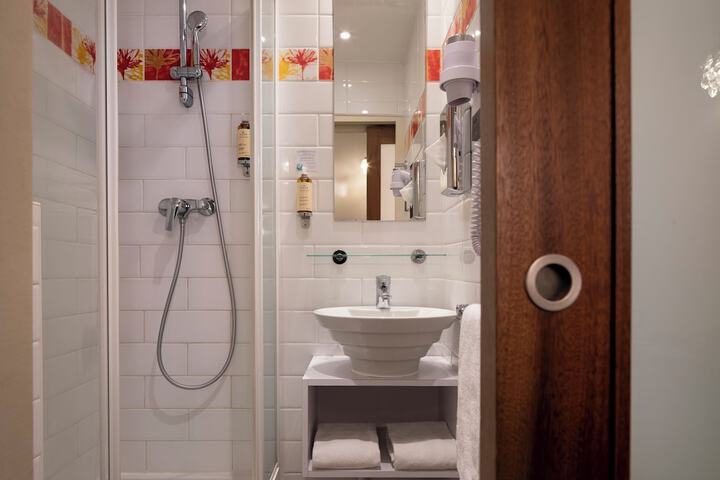 Room 53 of 77