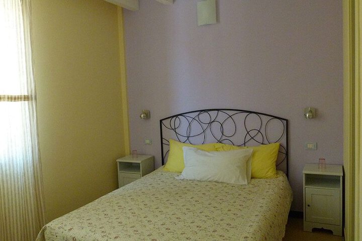 Room 4 of 32