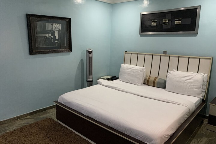 Room 13 of 18