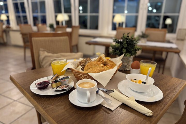 Breakfast/Coffee Service 24 of 29