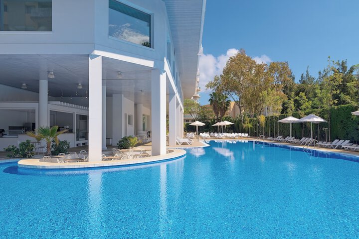 Hotel with Pool