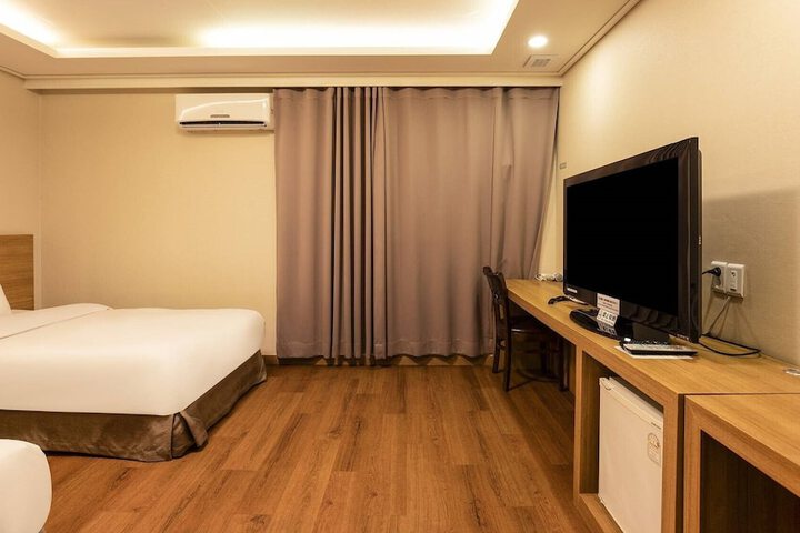 Room 17 of 37