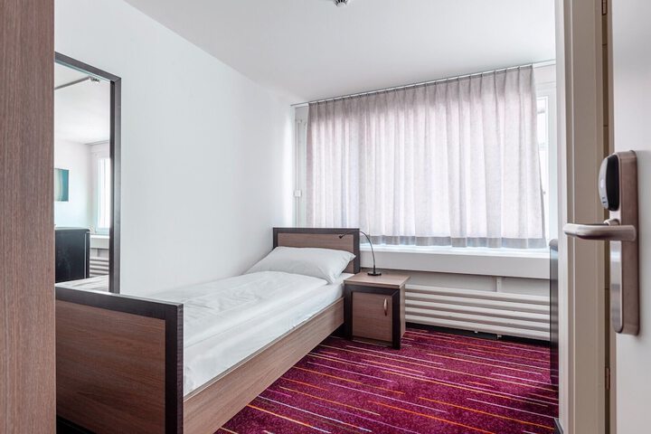 Room 2 of 8