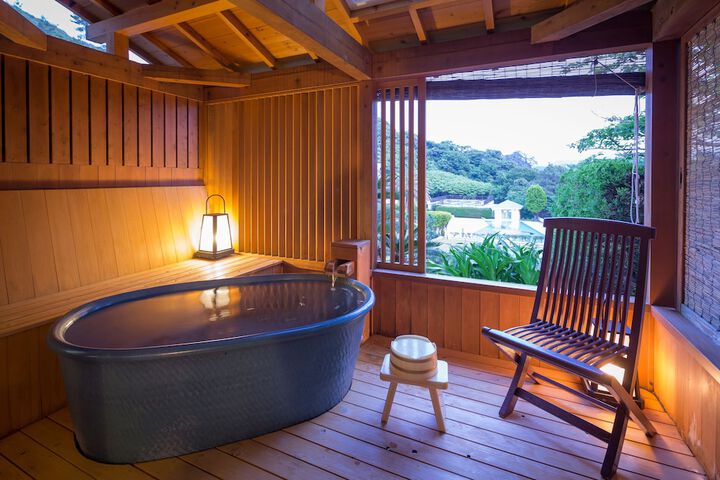 Deep soaking bathtub