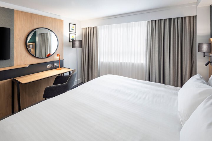 Room 14 of 76