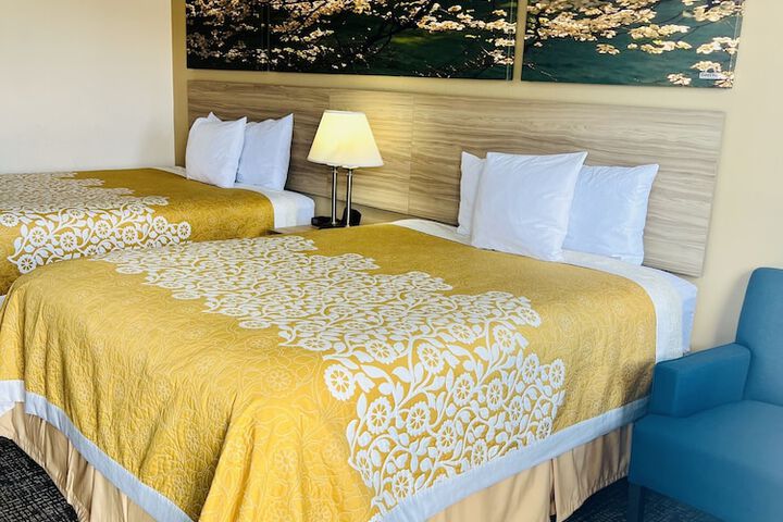 1 Queen Bed (12 of 12)