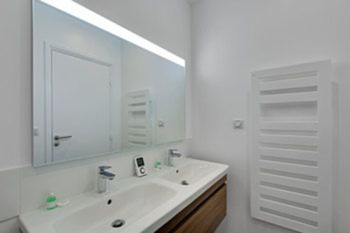 Room 16 of 102