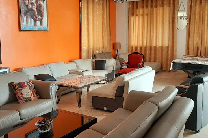 Lounge 25 of 29