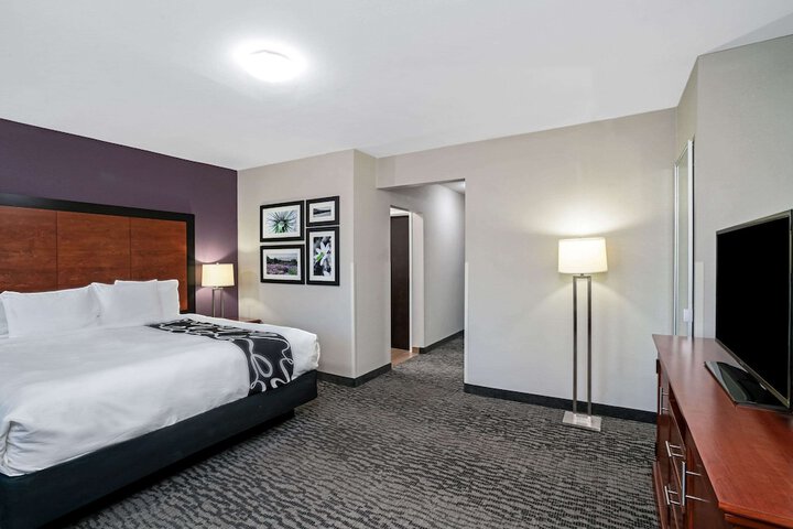 1 King Bed (2 of 17)