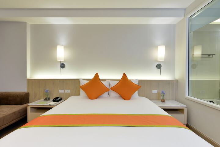 Room 12 of 108