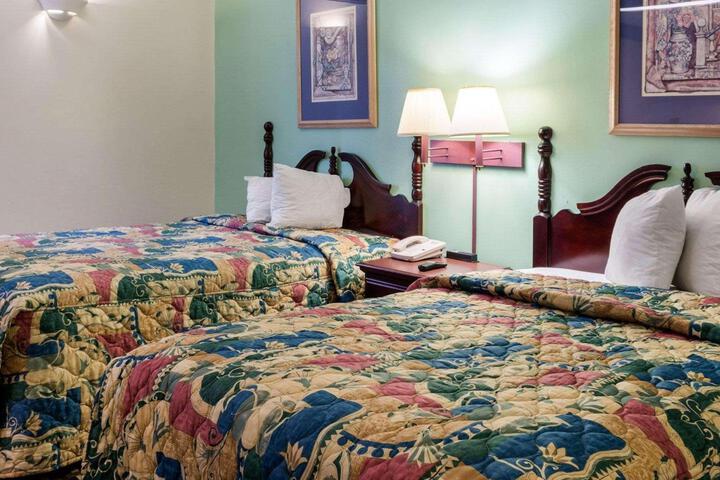 2 Double Beds (8 of 9)