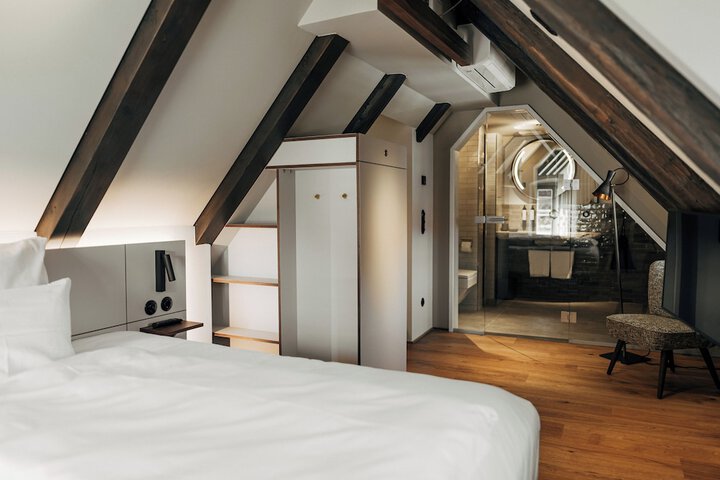 Room 5 of 83