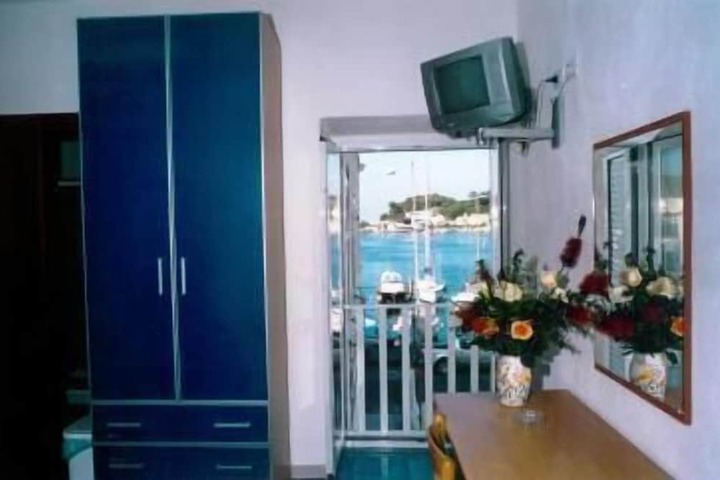 Room 10 of 20