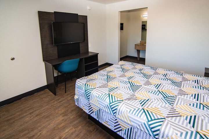 1 Queen Bed (6 of 19)