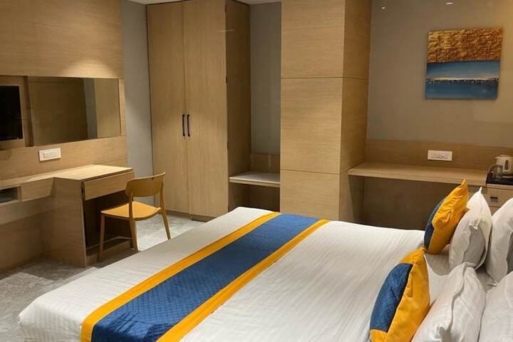 Room 4 of 10