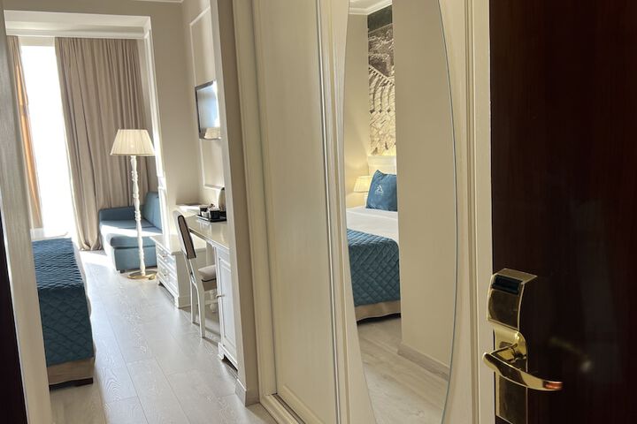 Room 52 of 164