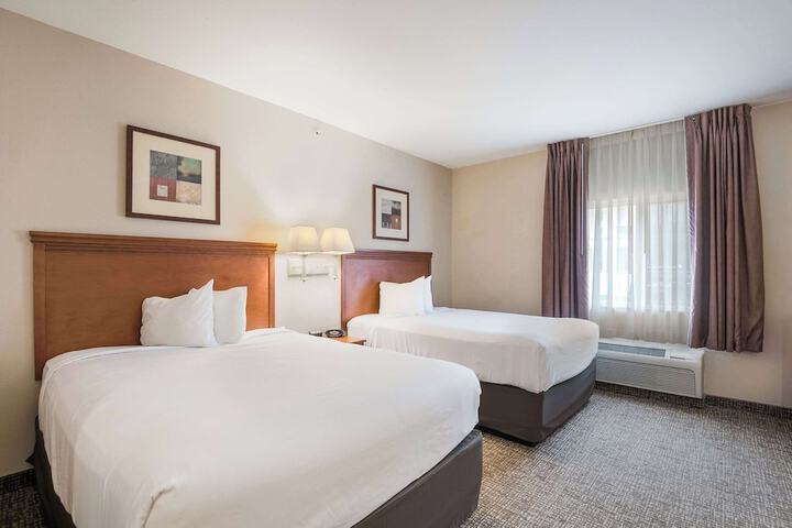 1 Queen Bed (6 of 13)