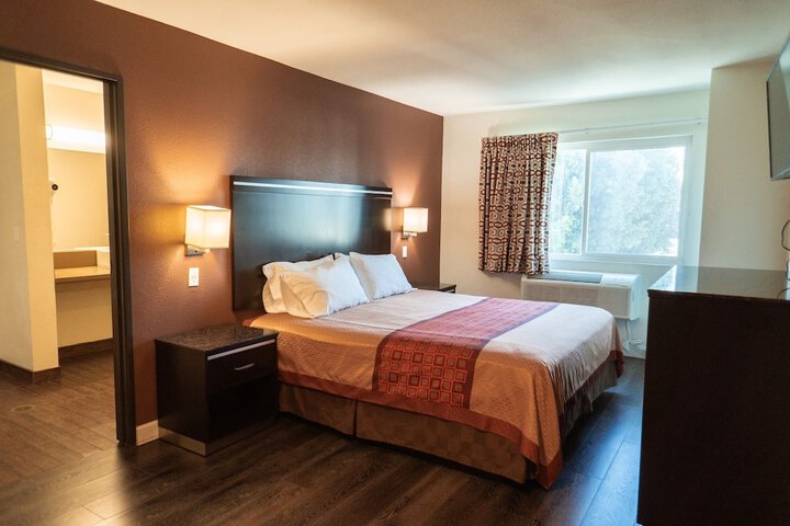Deluxe Room 1 King Bed (8 of 16)