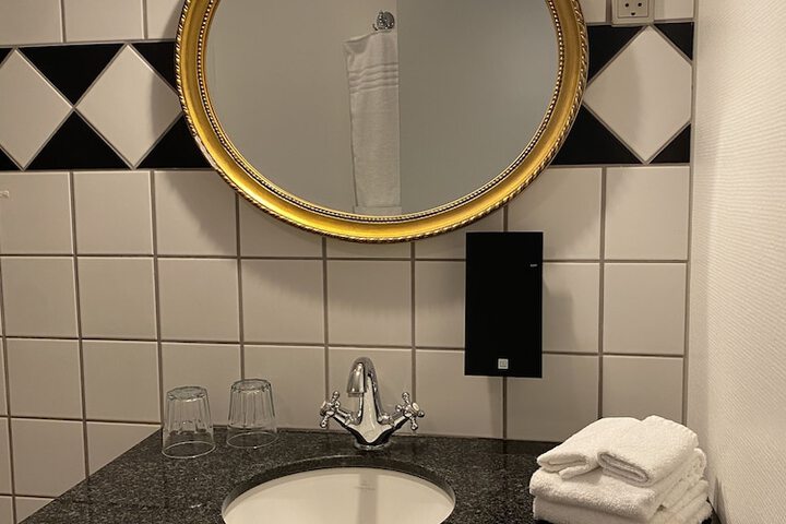 Room 165 of 214