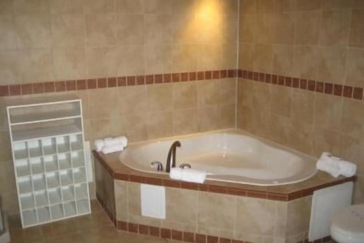 Deep soaking bathtub
